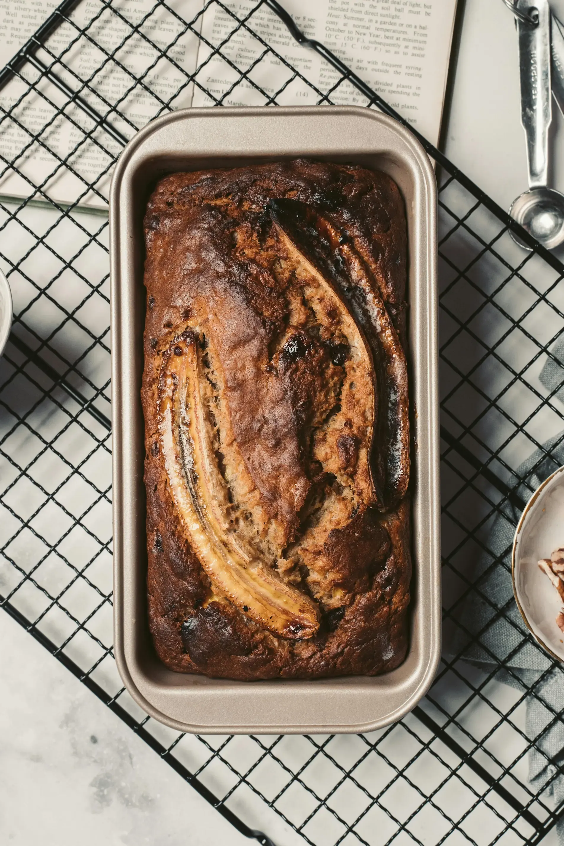 Wilgotny i prosty chlebek bananowy, idealny do wykorzystania dojrzałych bananów